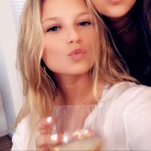 Meet your Posher, Caitlin